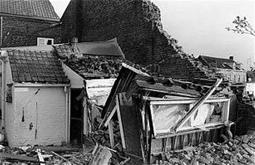 Tornade EF2 de Wattrelos (Nord) du 24 avril 2001 - Dégâts aux habitations (c) - La Voix du Nord Tornade EF2 de Wattrelos (Nord) du 24 avril 2001 - Dégâts aux habitations (c) - La Voix du Nord