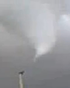 Tornade EF1 d'Aillant-sur-Tholon (Yonne) du 19 octobre 2006 - Détail du cône (c) Zoukangel Tornade EF1 d'Aillant-sur-Tholon (Yonne) du 19 octobre 2006 - Détail du cône (c) Zoukangel