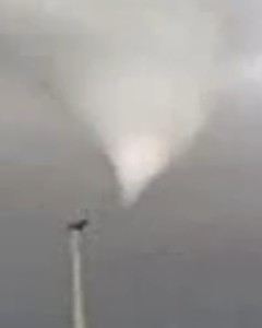 Tornade EF1 d'Aillant-sur-Tholon (Yonne) du 19 octobre 2006 - Détail du cône (c) Zoukangel Tornade EF1 d'Aillant-sur-Tholon (Yonne) du 19 octobre 2006 - Détail du cône (c) Zoukangel