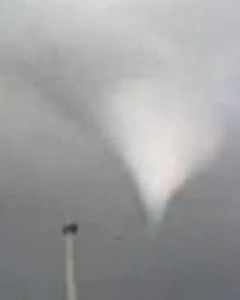 Tornade EF1 d'Aillant-sur-Tholon (Yonne) du 19 octobre 2006 - Détail du cône (c) Zoukangel Tornade EF1 d'Aillant-sur-Tholon (Yonne) du 19 octobre 2006 - Détail du cône (c) Zoukangel