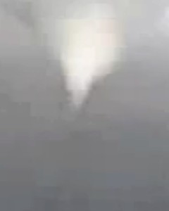 Tornade EF1 d'Aillant-sur-Tholon (Yonne) du 19 octobre 2006 - Détail du cône (c) Zoukangel Tornade EF1 d'Aillant-sur-Tholon (Yonne) du 19 octobre 2006 - Détail du cône (c) Zoukangel