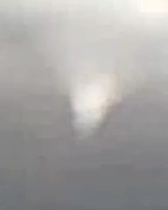 Tornade EF1 d'Aillant-sur-Tholon (Yonne) du 19 octobre 2006 - Détail du cône (c) Zoukangel Tornade EF1 d'Aillant-sur-Tholon (Yonne) du 19 octobre 2006 - Détail du cône (c) Zoukangel