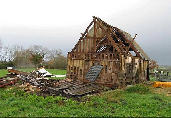 Tornade EF1 de Grandchamp-le-Château (Calvados) du 8 décembre 2006 - Bâtiment agricole en colombage presqu'entièrement détruit (c) Ouest-France