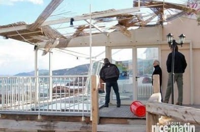 Tornade EF1 de l'Ile-Rousse (Haute-Corse) du 14 novembre 2007 - Etat d'une toiture d'un restaurant de plage après le phénomène (c) Corse-Matin
