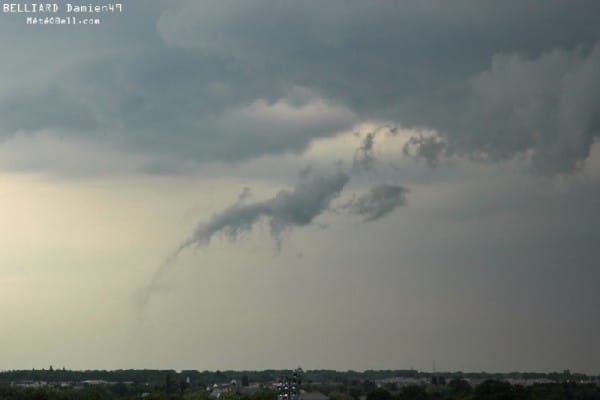 Tornade EF0 de Saint-Barthélemy-d'Anjou (49) le 30 avril 2007 - Vue d'ensemble du phénomène - Un mince appendice se prolonge visuellement quasiment jusqu'au sol sur ce cliché
