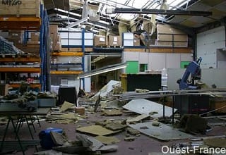 Tornade EF1 de Saint-Evarzec (Finistère) le 13 mai 2007 - Plafond d'une entreprise effondré Tornade EF1 de Saint-Evarzec (Finistère) le 13 mai 2007 - Plafond d'une entreprise effondré
