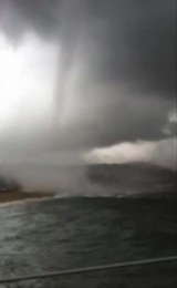 Tornade de Sainte-Maxime le 18 mai 2013 dans le Var : capture vidéo. Tornade de Sainte-Maxime le 18 mai 2013 dans le Var : capture vidéo.