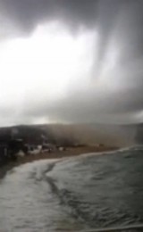 Tornade de Sainte-Maxime le 18 mai 2013 dans le Var : capture vidéo. Tornade de Sainte-Maxime le 18 mai 2013 dans le Var : capture vidéo.