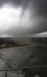 Tornade de Sainte-Maxime le 18 mai 2013 dans le Var : capture vidéo. Tornade de Sainte-Maxime le 18 mai 2013 dans le Var : capture vidéo.