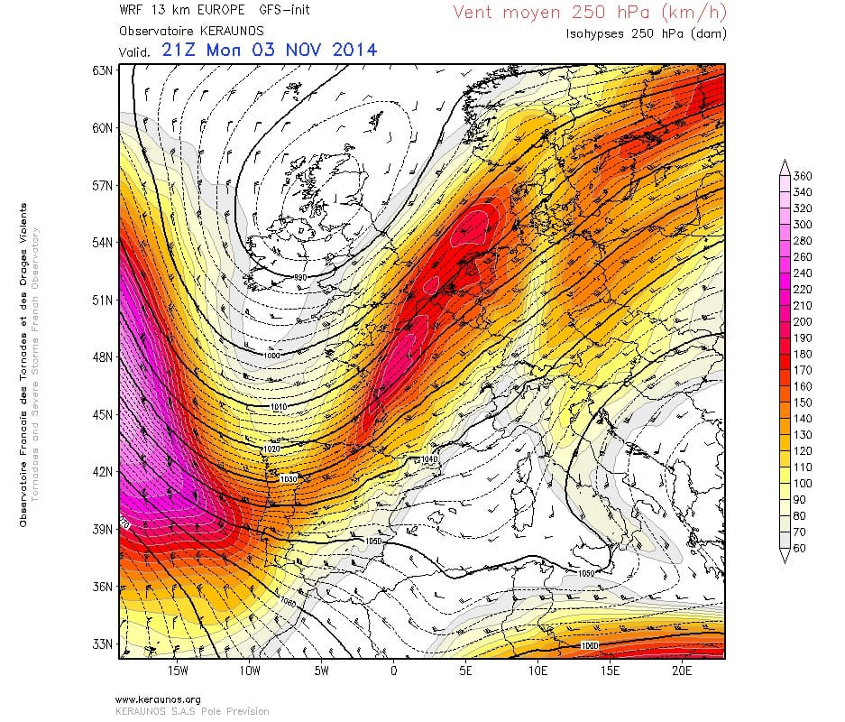 Vent moyen à 250 hPa et Z250 le 3 novembre à 21h TU. WRF 13 km Europe. Run du 03.11.2014 00Z. © KERAUNOS Vent moyen à 250 hPa et Z250 le 3 novembre à 21h TU. WRF 13 km Europe. Run du 03.11.2014 00Z. © KERAUNOS