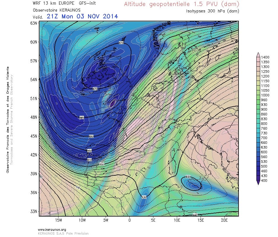 Altitude géopotentielle de la 1.5 PVU le 3 novembre à 21h TU. WRF 13 km Europe. Run du 03.11.2014 00Z. © KERAUNOS Altitude géopotentielle de la 1.5 PVU le 3 novembre à 21h TU. WRF 13 km Europe. Run du 03.11.2014 00Z. © KERAUNOS