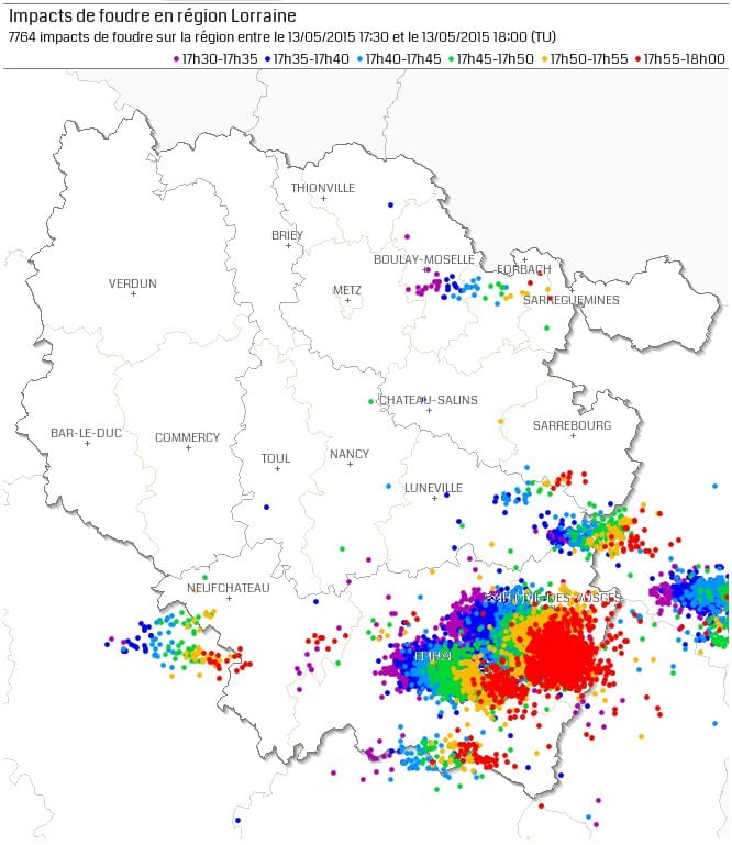 Activité foudre le 13 mai 2015 entre 19h30 et 20h00 locales. La supercellule tornadique est associée à l'activité foudre la plus au nord des deux trajectoires identifiables sur le département des Vosges. © KERAUNOS / données Blitzortung