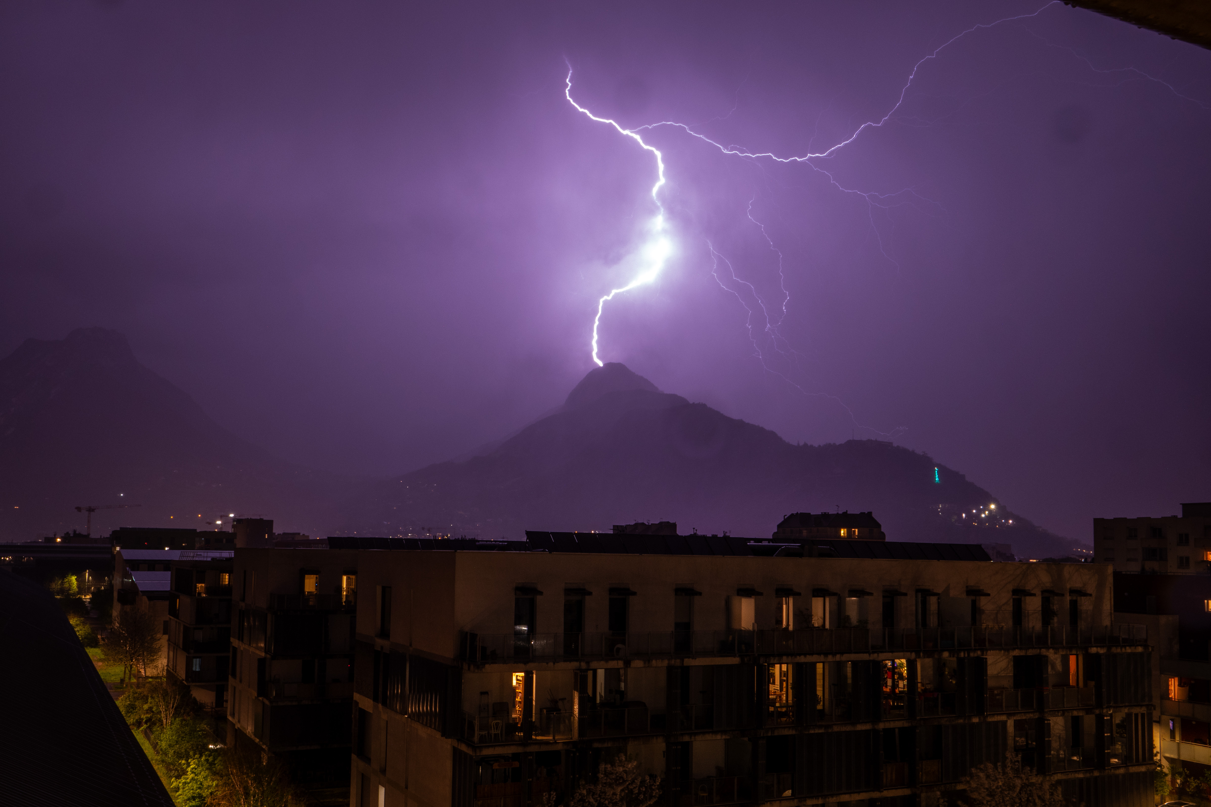 La foudre est tombée sur le Mont Rachais au Nord de Grenoble - 01/04/2024 22:17 - Aurélien Delos