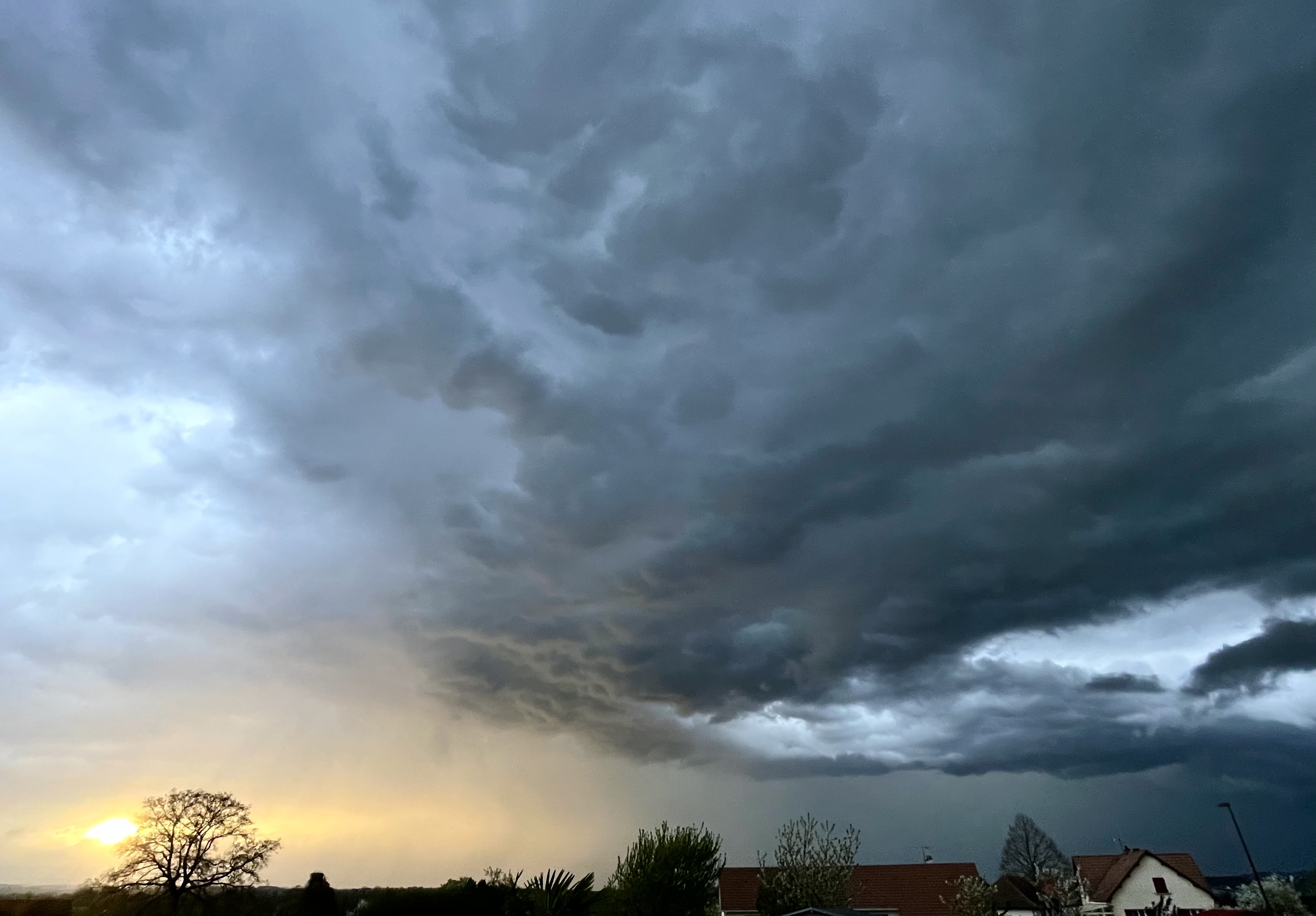 Arrivée des cellules orageuses actives le lundi 8 avril au soir ! Soleil et nuages jouant a un spectacle de lumière contrastée ! À Parsac (023 - Creuse) - 08/04/2024 20:03 - Argan HILLEWAËRE-AZZOUG