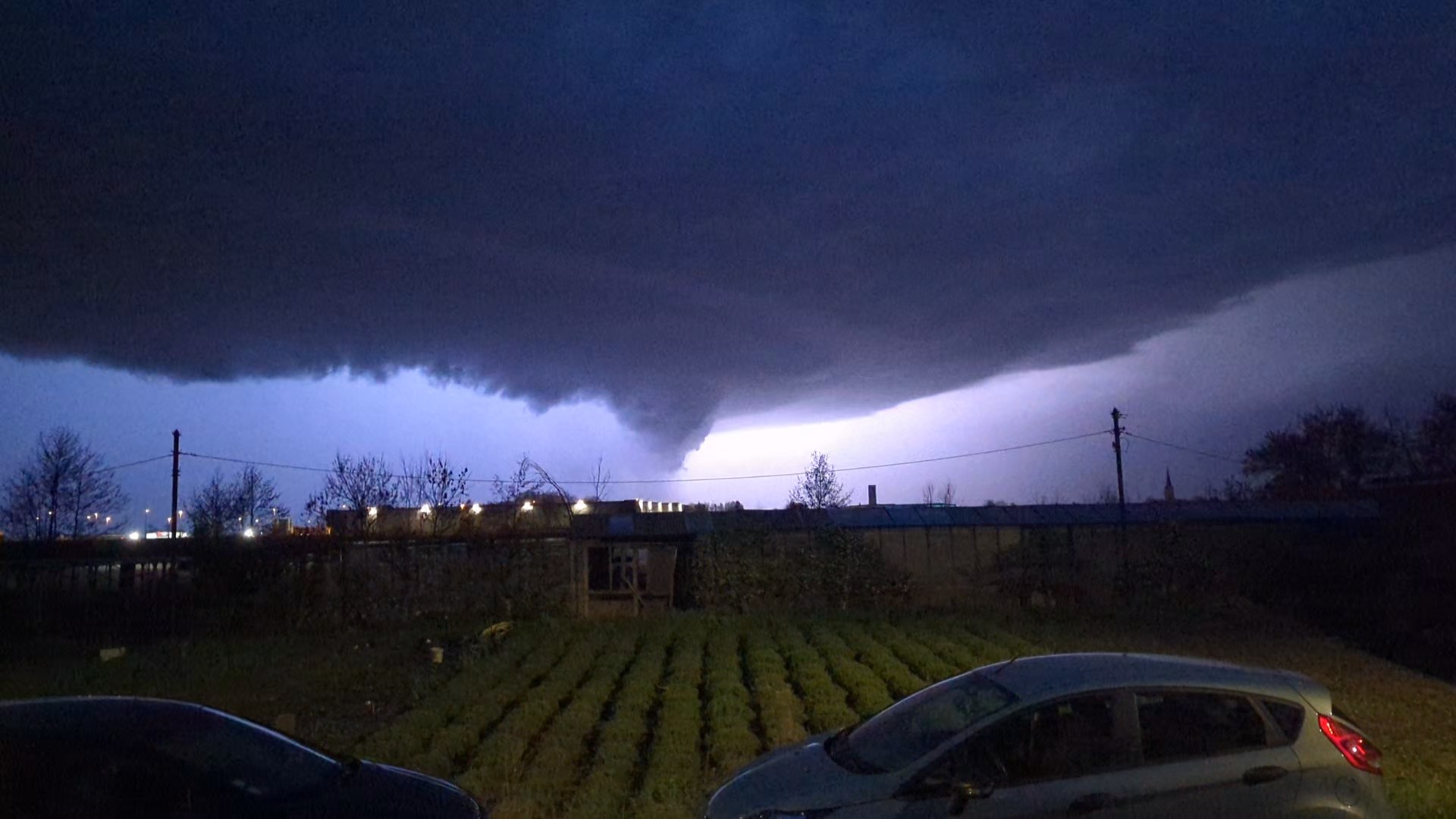 Orage sur les Flandres avec entonnoir nuageux. Photo prise à Wicres (59134) - 08/04/2024 21:07 - LOUIS VASSEUR