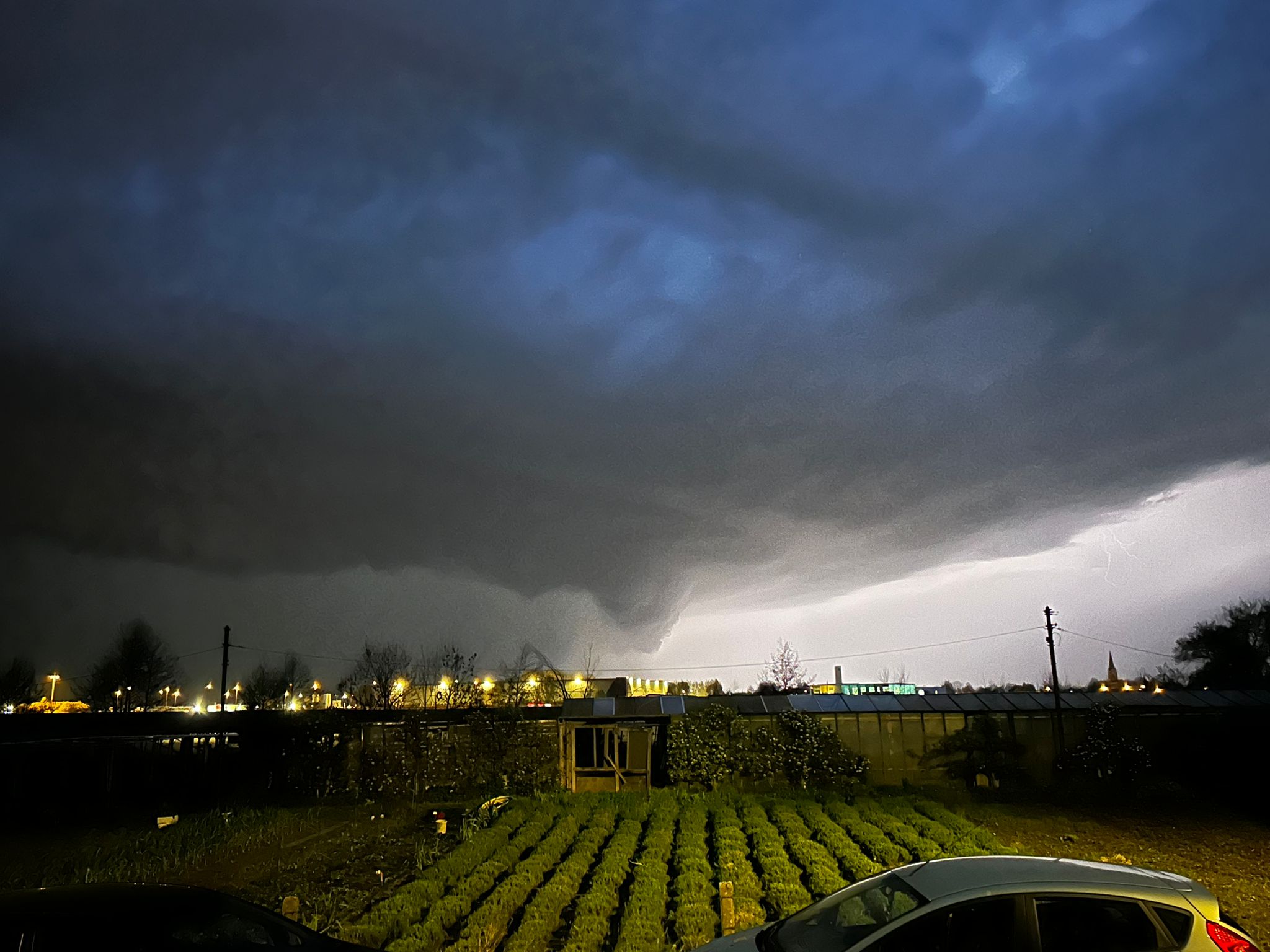 Orage sur les Flandres avec entonnoir nuageux. - 08/04/2024 21:05 - LOUIS VASSEUR