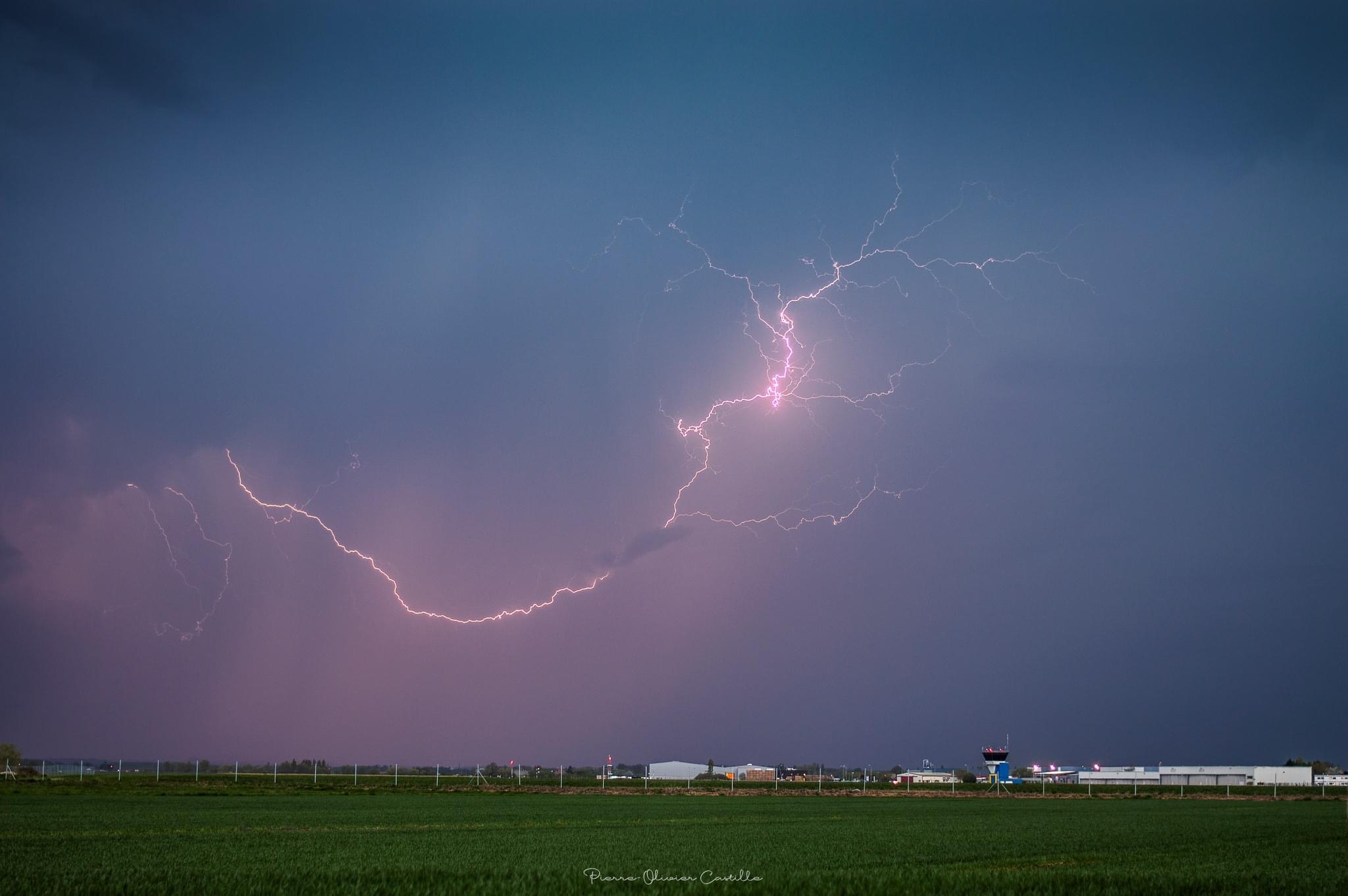Cellule orageuse au-dessus de l’aérodrome, de Merville (59) - 08/04/2024 20:00 - Pierre-Olivier Castille
