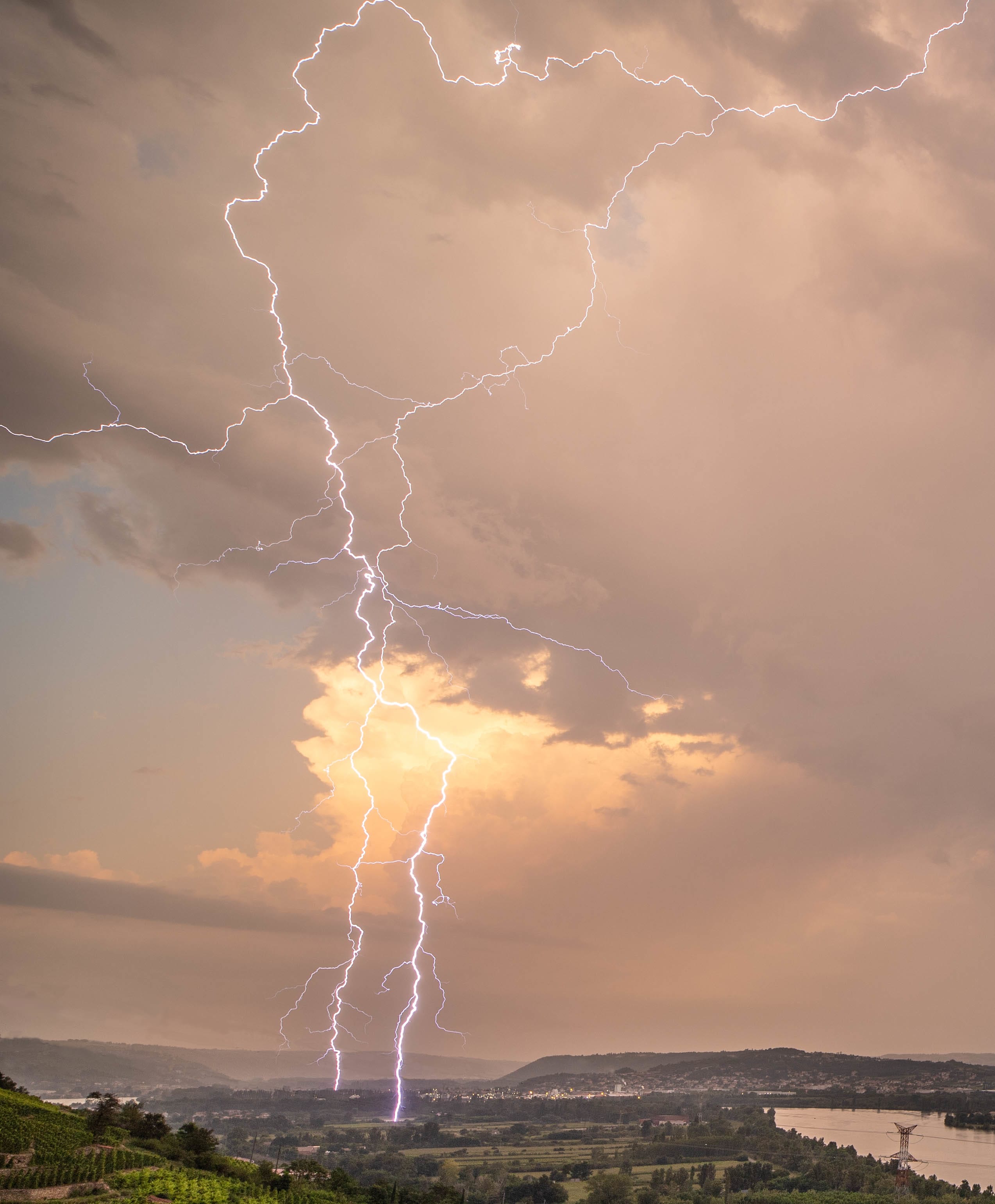 Foudre zoom, le soir du 15.08.21 positionné sur les coteaux de la vallée du Rhône à hauteur de Chavanay (42) les orages explosent sur le Rhôdanien donnant pas mal d'impacts visibles et une pile électrique sur l'Isère. - 15/08/2021 20:45 - Fabio Aqualys