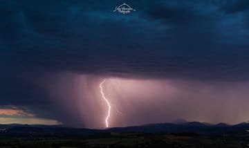 Succession d'orages esthétiques ce soir sur le Puy de Dôme. Rideaux de pluie, malheureusement de la grêle aussi, foudre, ambiances chaotiques... Bref tout y était pendant presque 5 à 6h.
Un échantillon, parmi des dizaines la traque s'étant terminée de nuit. - 02/06/2022 22:00 - Mike LAMANDE