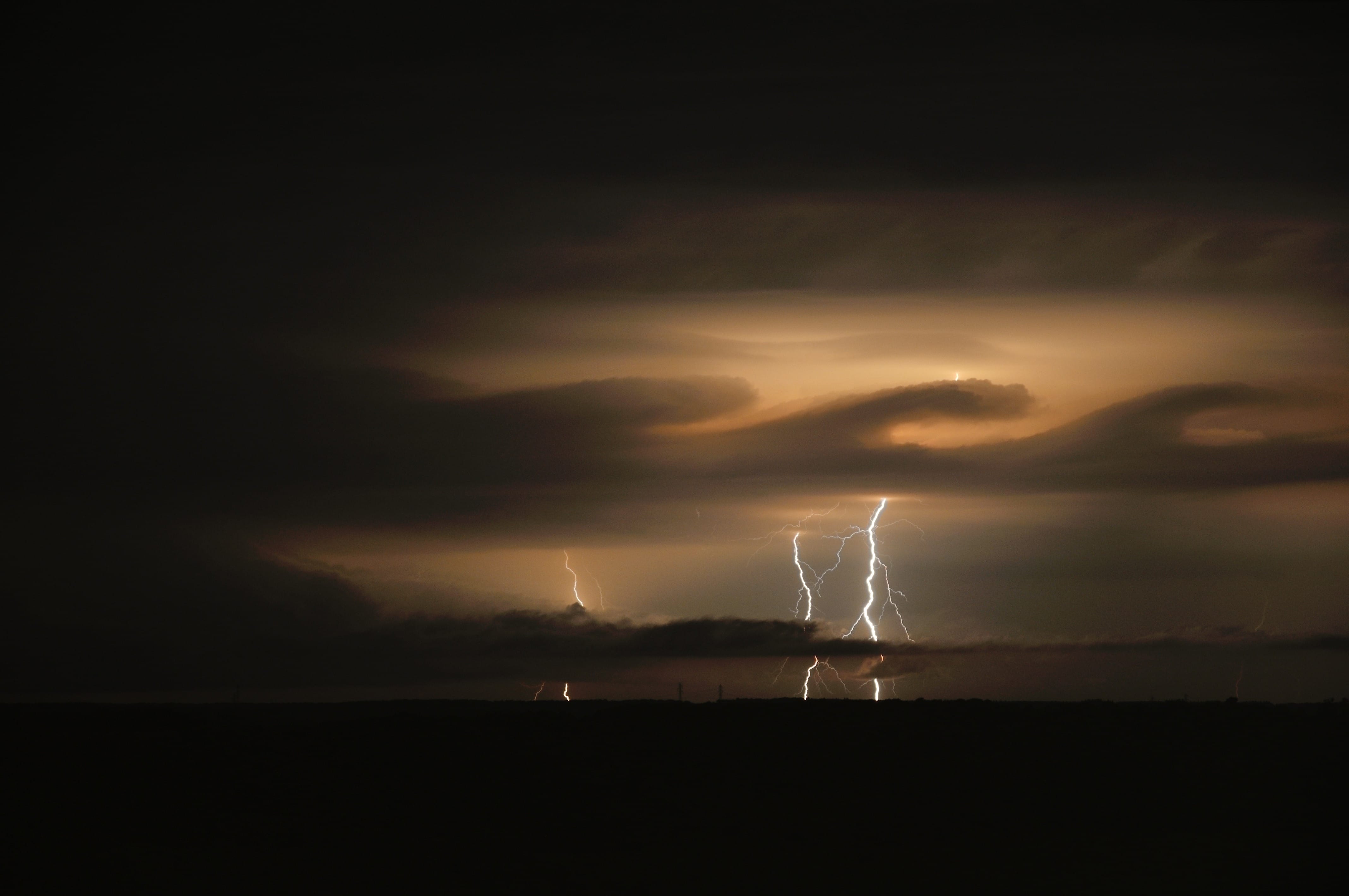 Instabilité de Kelvin-Helmholtz à l'avant d'un orage certainement supercellulaire se dirigeant vers Chaumont. La photo a été prise depuis Langres. - 01/08/2017 00:00 - Lucien Mandrillon