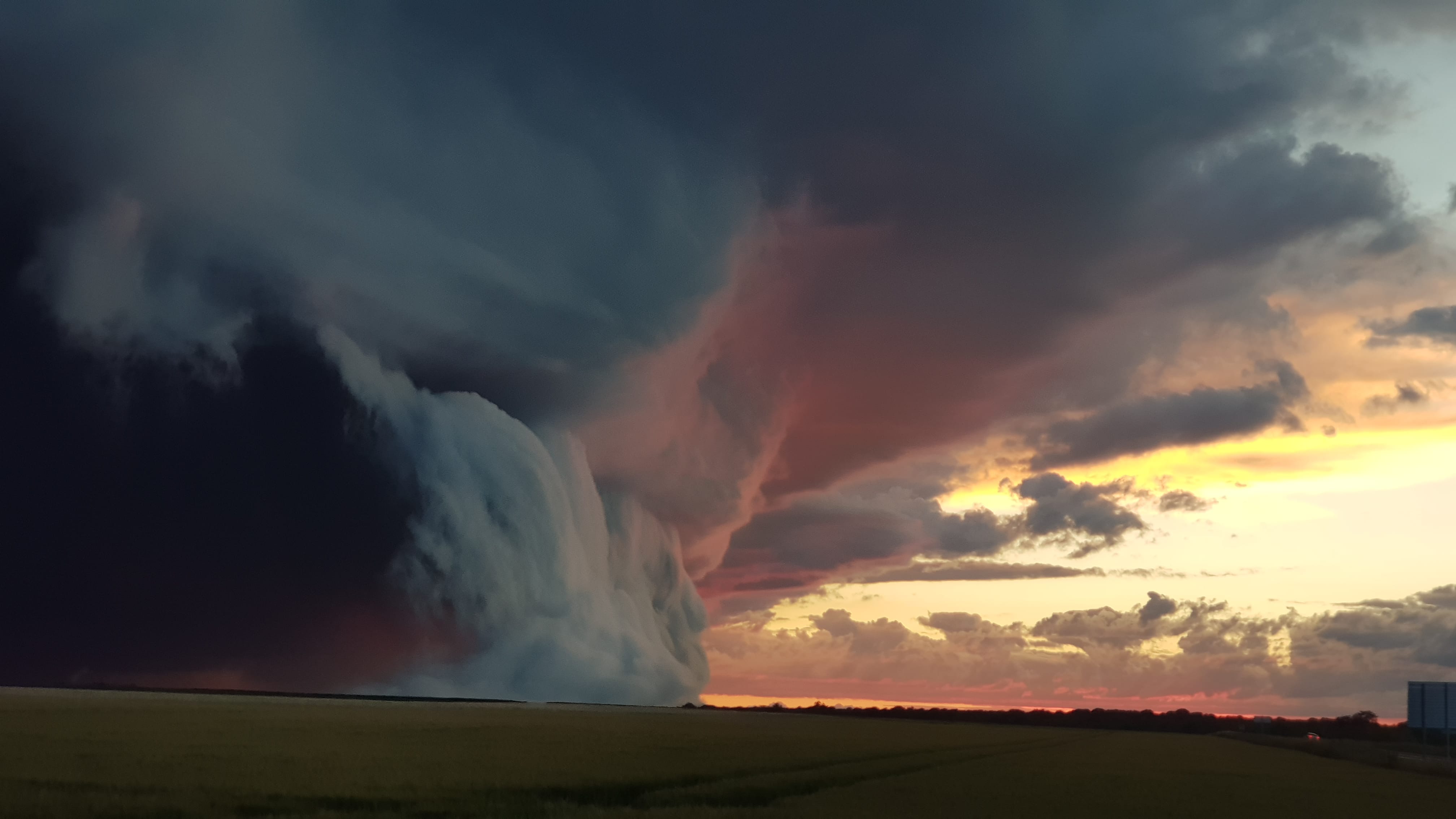 Cellule orageuse avec un rideau de nuages au raz du sol - 12/06/2020 22:00 - José O. DA SILVA