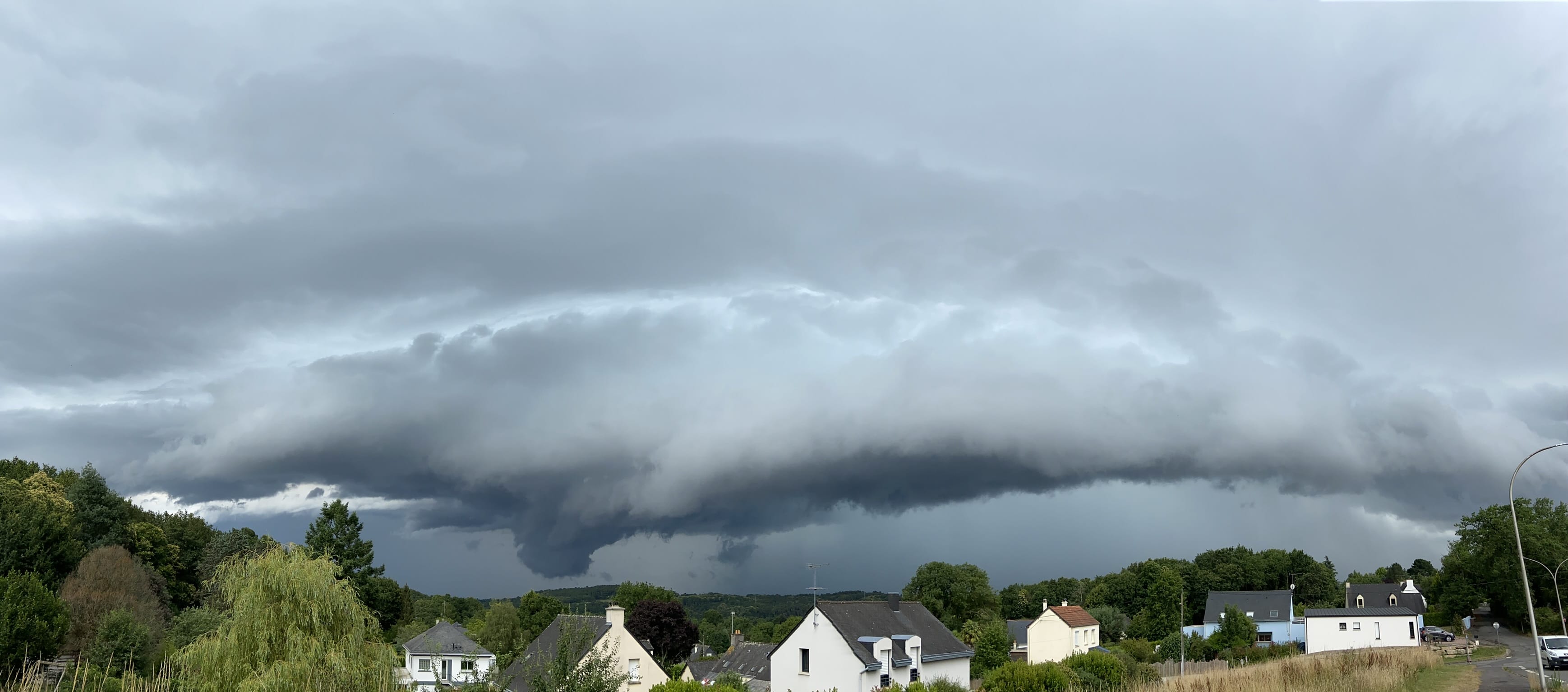 Arrivée d’une magnifique supercellule en Loire Atlantique, elle est accompagnée d’une forte intensité électrique et de pluies. - 21/06/2022 17:48 - Mathias Peltier