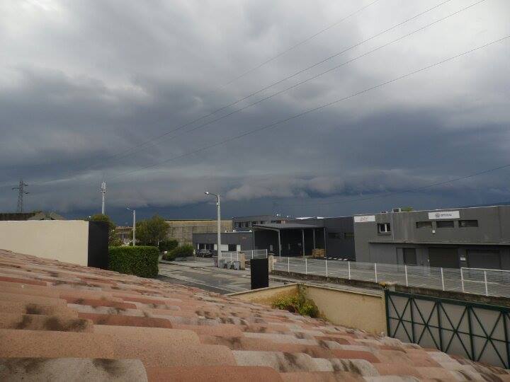 Arcus arrivant vers 17h en direction de valence. Cet orage remontait de Nîmes en direction nord-est vers le Vercors - 31/07/2016 19:00 - Benoit Boudrand