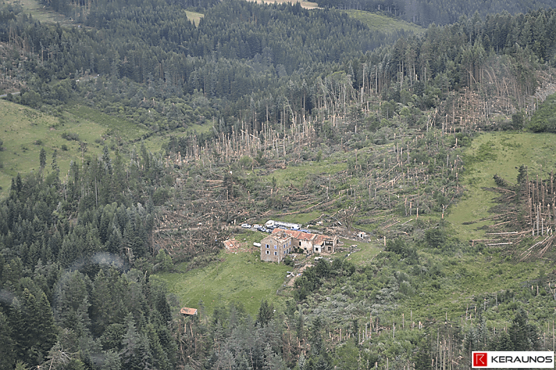 Dégâts consécutifs à la tornade EF2 de Saint-Alyre-d'Arlanc - (c) KERAUNOS