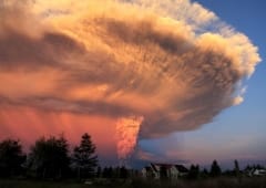 Nuage d'éruption volcanique (pyrocumulus) et foudre sur le volcan Calbuco au Chili