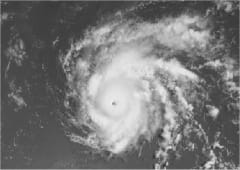 Le remarquable ouragan Danny, analysé par un avion de reconnaissance, s'approche des Antilles