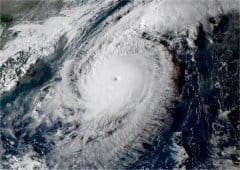 Le super typhon Chaba frappe l'archipel d'Okinawa (Japon) avec rafales à 215 km/h
