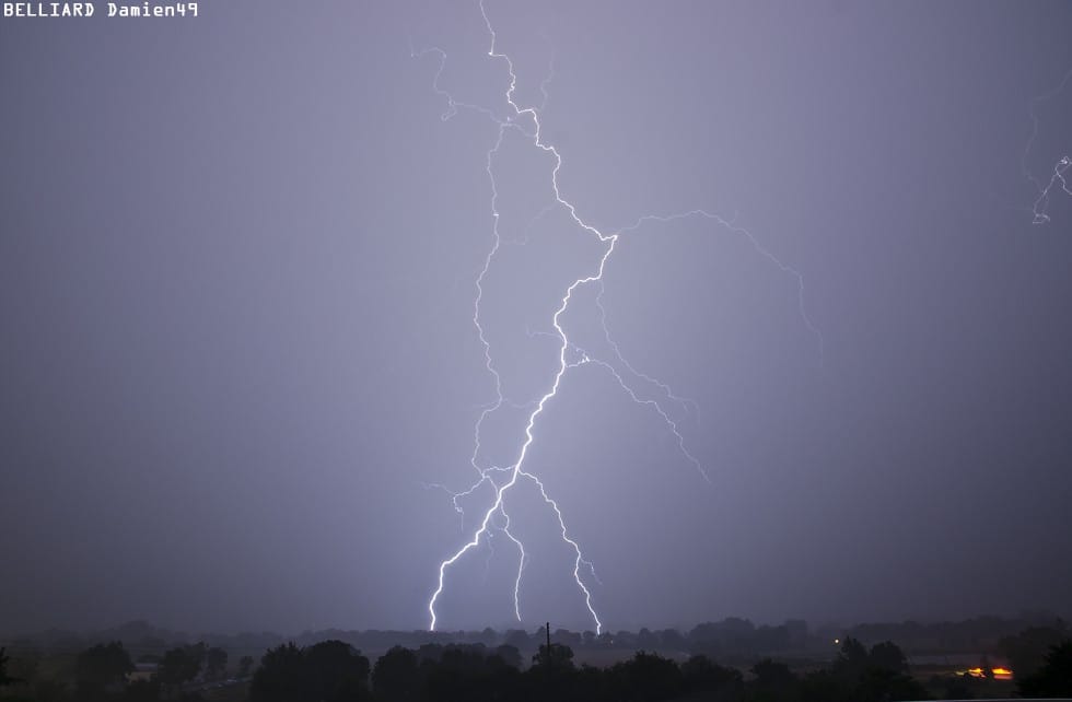 Chasse aux orages nocturne sous un MCC. Nuit du 26 au 27 juillet 2013. (c) KERAUNOS