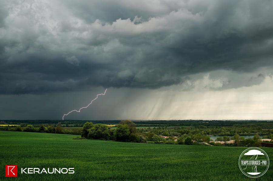 Foudre et arcus dans la Nièvre, le 26 avril 2015
