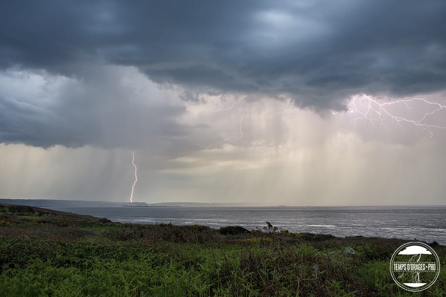 Orage au large de Cherbourg dans la Manche le 7 mai 2016 - Xavier Delorme