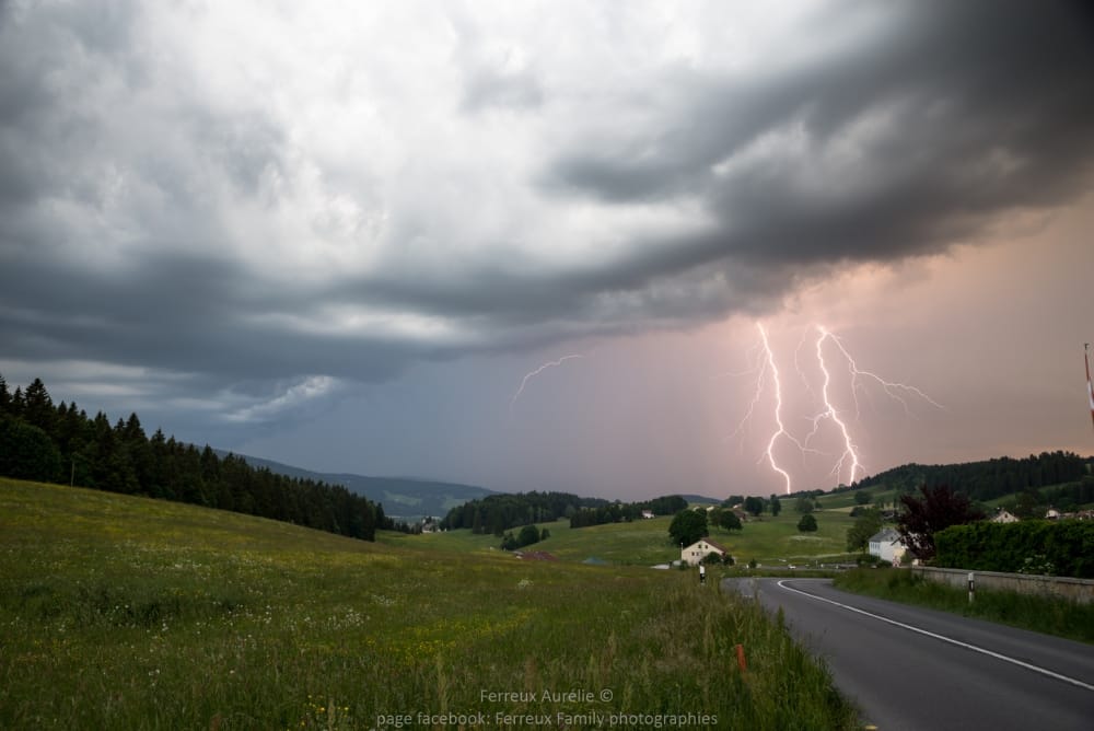 Foudre et jeux de lumière dans le Jura le 6 juin 2015