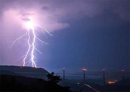 Foudre ramifiée et viaduc de Millau ce 30 juillet