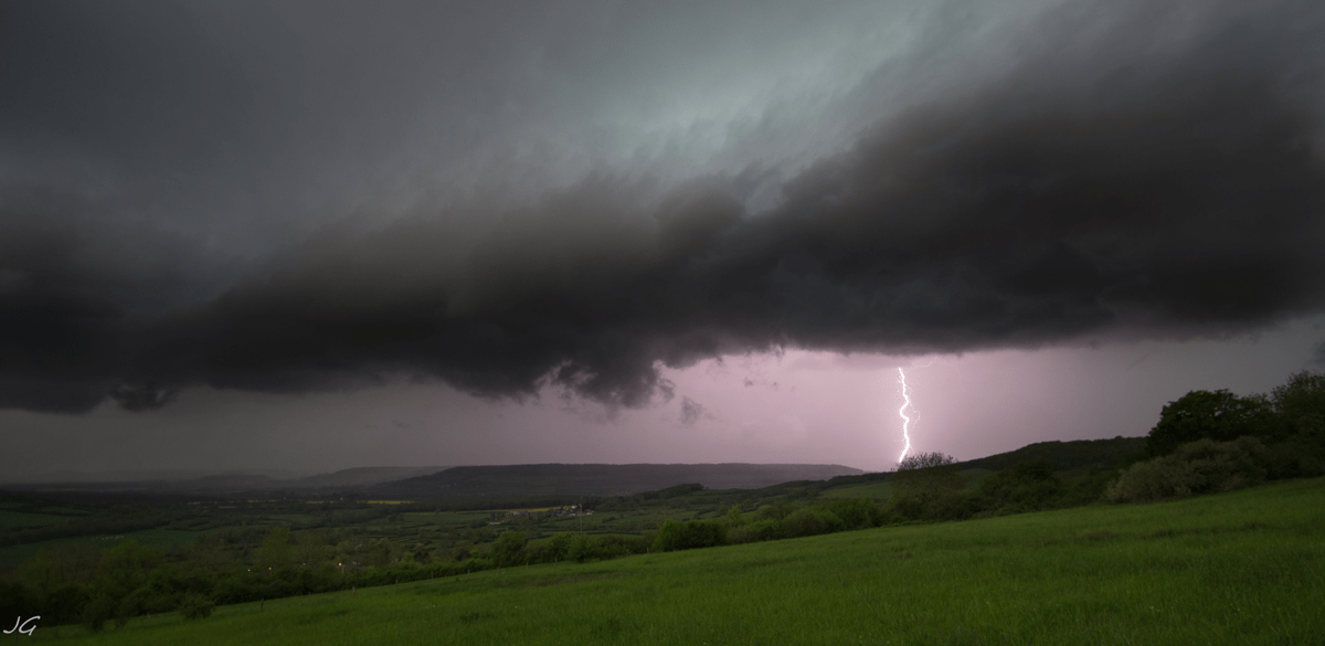Arcus et foudre dans le Morvan le 26 avril 2015
