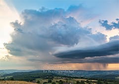 Arcus et foudre ramifiée depuis les hauteurs de la Saône-et-Loire ce 26 juin.