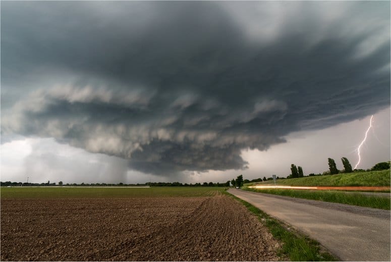 La supercellule tornadique de Gerbépal du 13 mai 2015, lors de son transit en Allemagne. © Guillaume SCHEIB