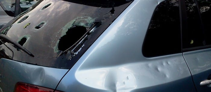 Voiture massacrée par la grêle, le 5 août 2013, dans le Puy-de-Dôme, sur la commune de Menat. (c) Florian GUERARD [galerie photo Keraunos]