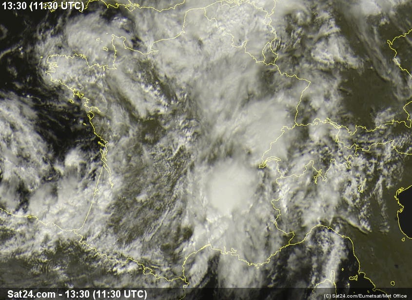 Image satellite du 7 août 2013 à 13h30 locales. Forte activité orageuse du Gard à la Drôme. Source : sat24