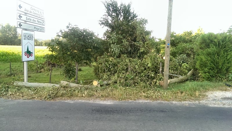 Dégâts consécutifs à la macrorafale de la nuit du 25 au 26 juillet 2013 en sud Charente. (c) V. Castagna Dégâts consécutifs à la macrorafale de la nuit du 25 au 26 juillet 2013 en sud Charente. (c) V. Castagna