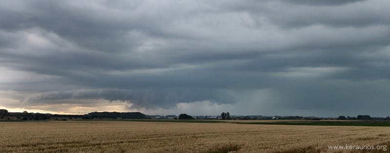 Orage multicellulaire avec arcus sur sa bordure sud, le 26 juillet 2013, vers 18h30 locales, au sud de Lille. (c) KERAUNOS