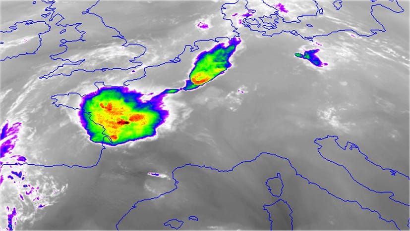 Mesoscale Convective Complex (MCC) sur la France, dans la nuit du 26 au 27 juillet 2013.