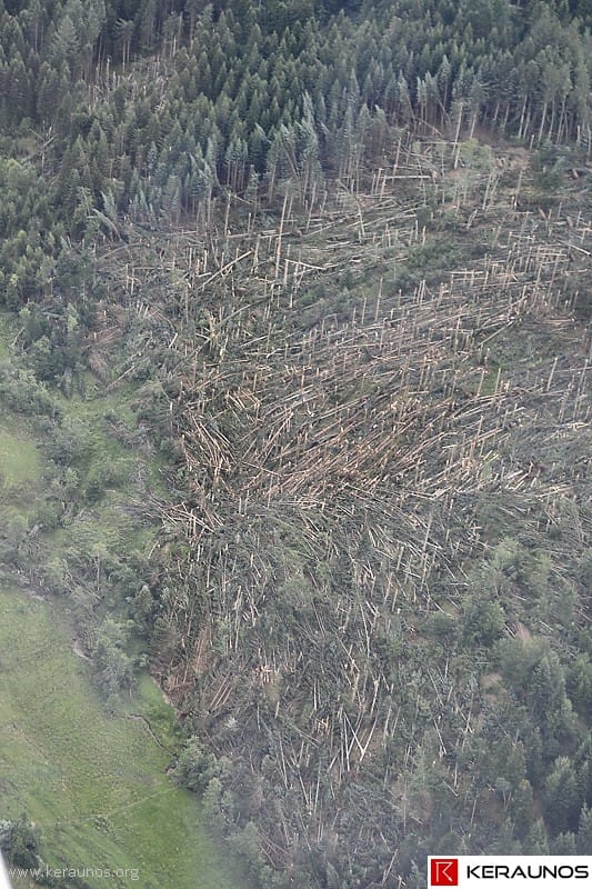 Dommages consécutifs une tornade sur la commune de Saint-Alyre-d'Arlanc, dans le Puy-de-Dôme (63 - Auvergne), le matin du 28 juillet 2013. On note les traces laissées sur la forêt par les vents rotatifs et convergents générés par la tornade. (c) KERAUNOS