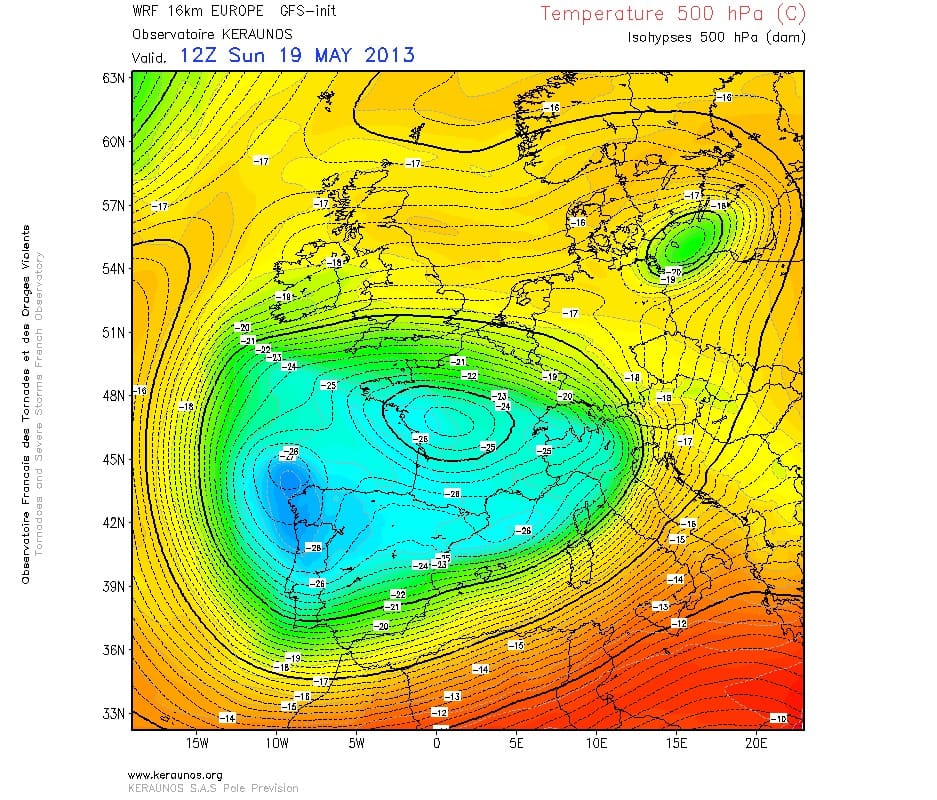 Isohypses et températures à 500 hPa. WRF 16km Europe. Run du 19.05.2013 06Z. (c) KERAUNOS