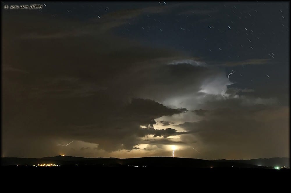 Orage en rotation le 14 mai 2013 en Saône-et-Loire. Copyright : Will HIEN Photography. Orage en rotation le 14 mai 2013 en Saône-et-Loire. Copyright : Will HIEN Photography.