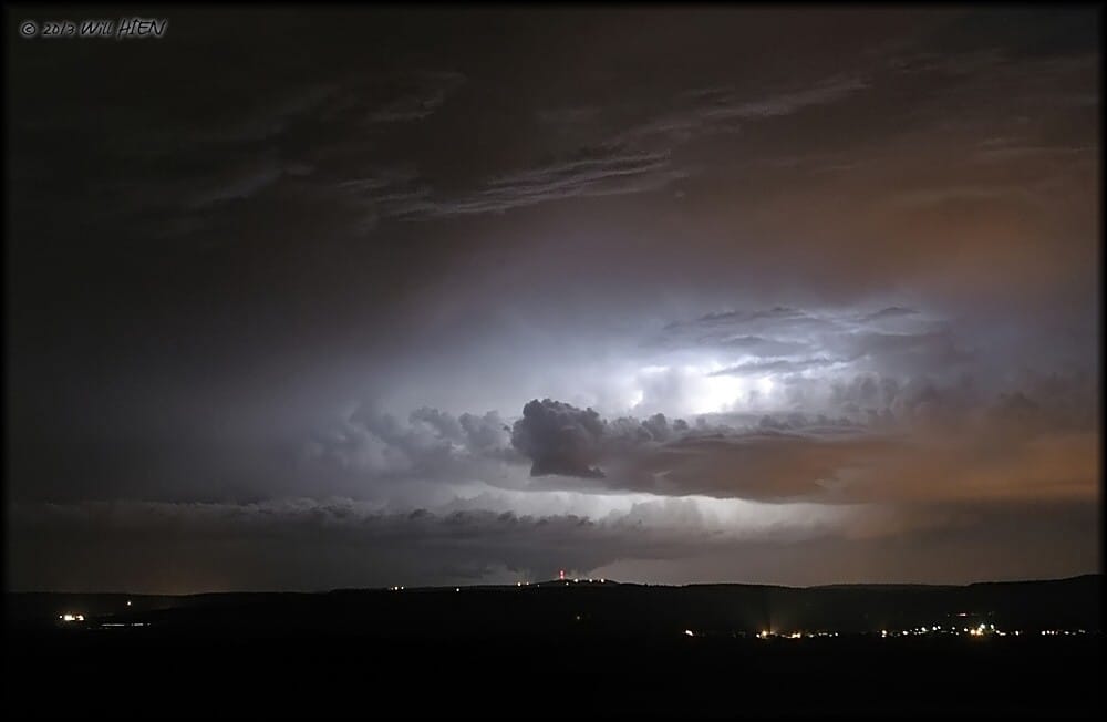 Orage en rotation le 14 mai 2013 en Saône-et-Loire. Copyright : Will HIEN Photography. Orage en rotation le 14 mai 2013 en Saône-et-Loire. Copyright : Will HIEN Photography.