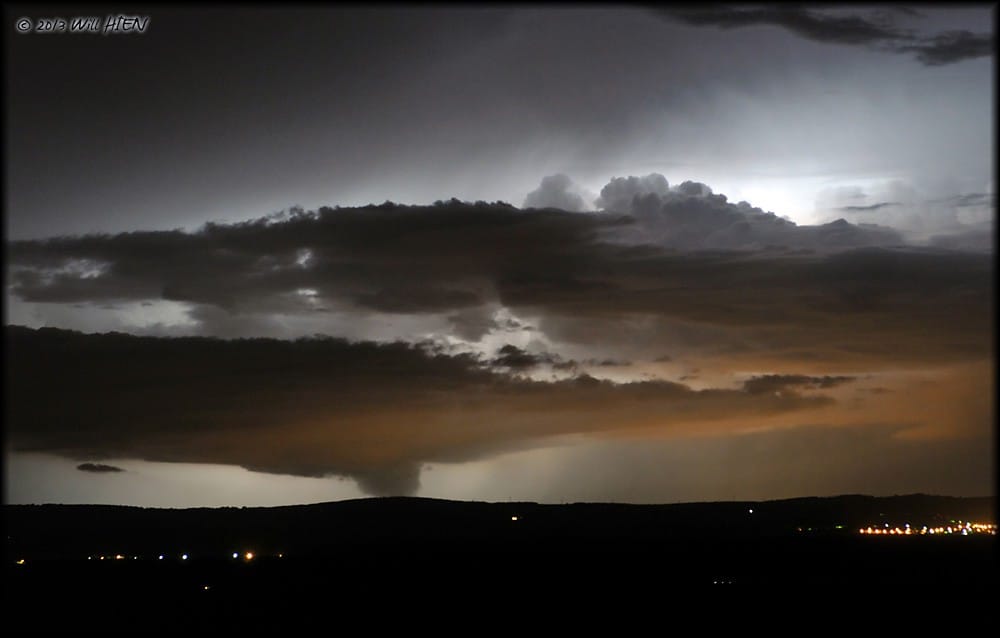 Orage en rotation le 14 mai 2013 en Saône-et-Loire. Copyright : Will HIEN Photography. Orage en rotation le 14 mai 2013 en Saône-et-Loire. Copyright : Will HIEN Photography.