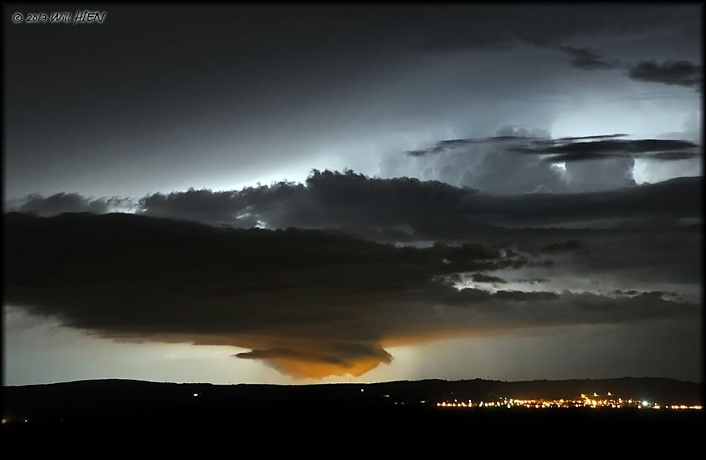 Orage en rotation le 14 mai 2013 en Saône-et-Loire. Copyright : Will HIEN Photography. Orage en rotation le 14 mai 2013 en Saône-et-Loire. Copyright : Will HIEN Photography.